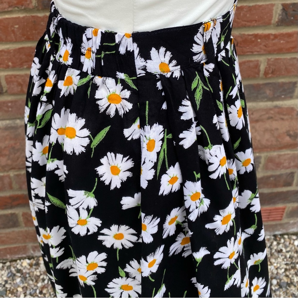 Vintage Debenhams Label Size 12 Midi Skirt Daisy Floral Print Black White - Picture 4 of 10